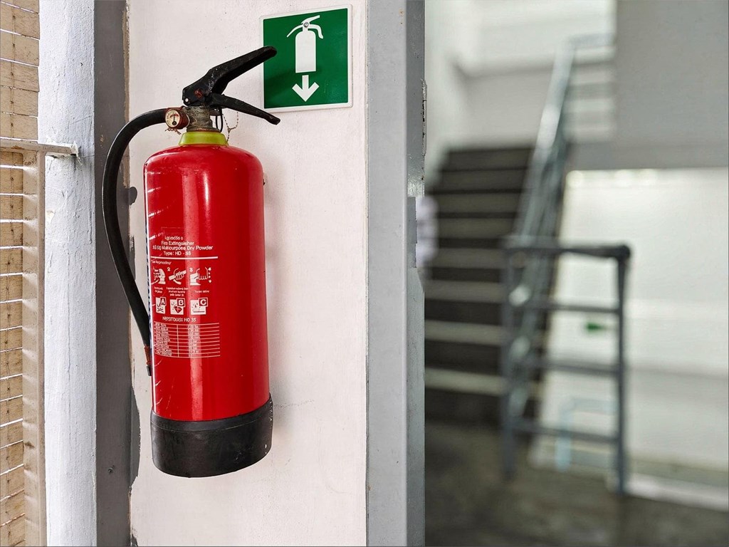 Extintores para comunidades de vecinos: ¿quién es el responsable de la revisión?