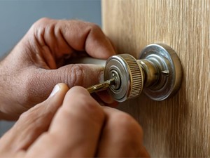 La importancia de las revisiones periódicas de tus cerraduras y sistemas de seguridad